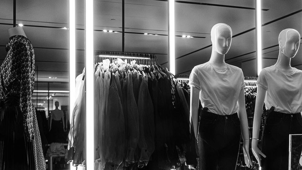 Window Styling & Visual Merchandising – Fashion & Decoration Trends
